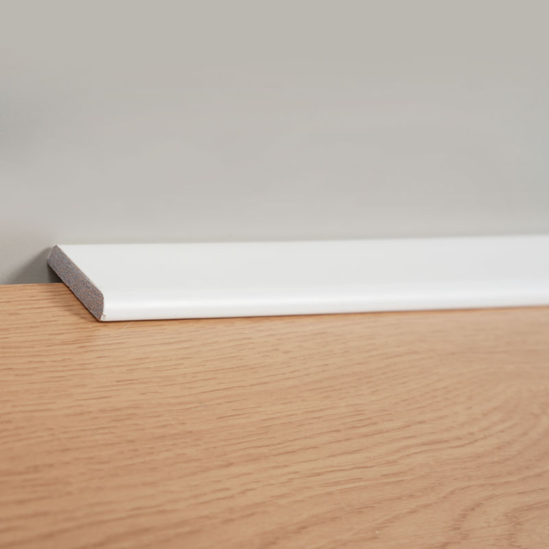Stráice Trasdultach Adhmad Soladach (Filler-Primed) - Bán 6/25'x1 3/8'